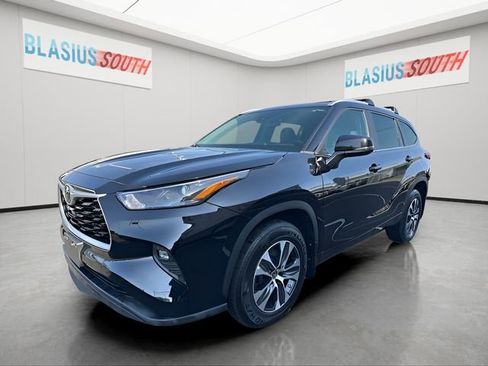 Used 2023 Toyota Highlander XLE AWD/4WD image 7