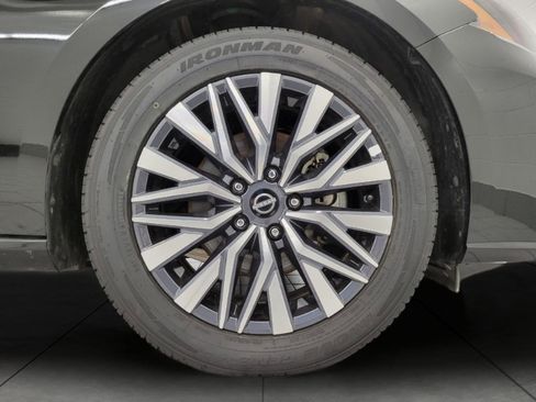 Used 2025 Nissan Altima 2.5 SV FWD image 3
