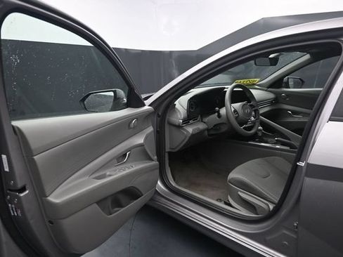 Used 2024 Hyundai Elantra SEL FWD image 11