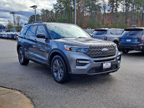 Used 2022 Ford Explorer XLT w/ Equipment Group 202A image 3