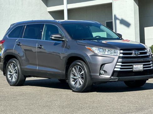 Used 2019 Toyota Highlander XLE AWD/4WD image 5