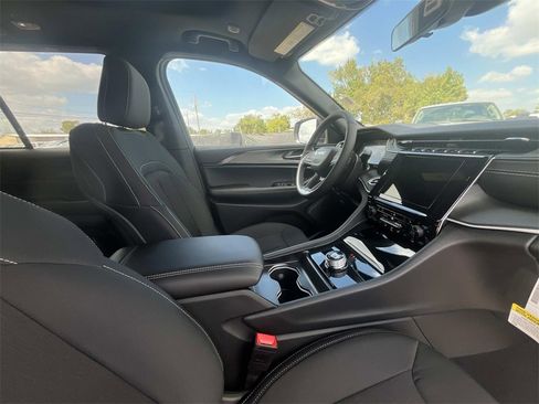 New 2025 Jeep Grand Cherokee Laredo X w/ Luxury Tech Group I image 13