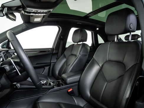 Certified 2025 Porsche Macan image 5