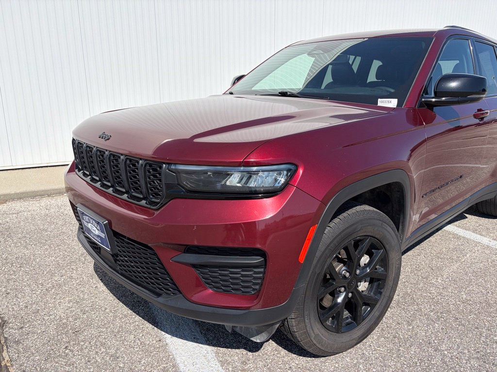 Used 2024 Jeep Grand Cherokee Altitude AWD/4WD image 2