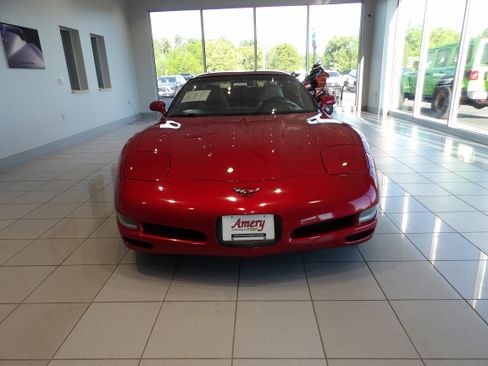 Used 2004 Chevrolet Corvette Coupe w/ Preferred Equipment Group RWD image 2
