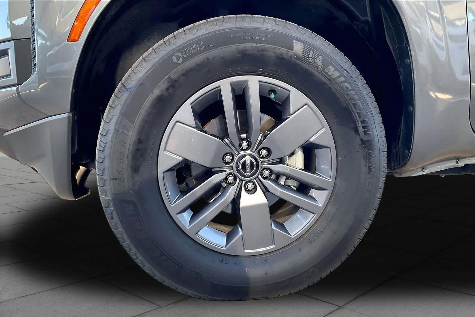 Used 2025 Nissan Frontier SV RWD image 11