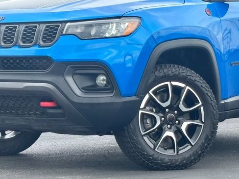Used 2025 Jeep Compass Trailhawk AWD/4WD image 2