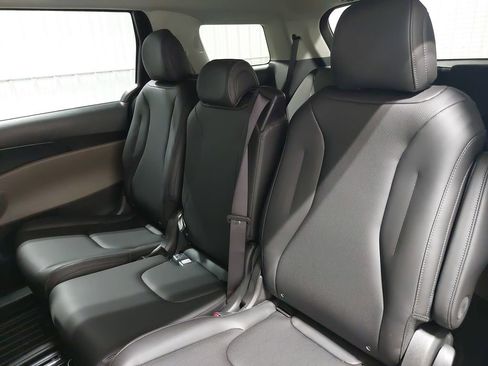 New 2026 Kia Carnival LXS image 15