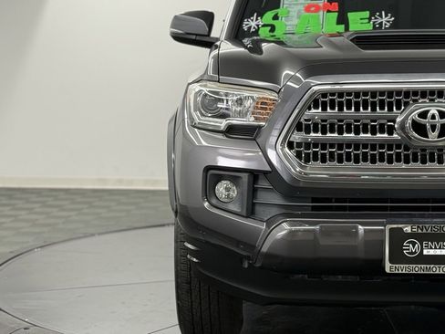 Used 2017 Toyota Tacoma TRD Sport image 4