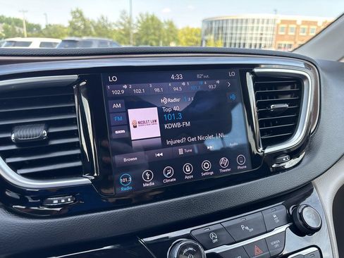 Used 2018 Chrysler Pacifica Touring-L Plus FWD image 16