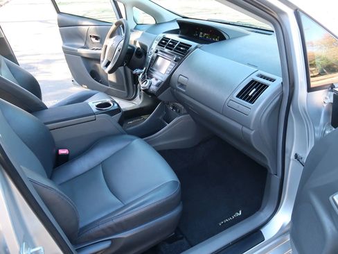 Used 2012 Toyota Prius V Five w/ Preferred Accessory Pkg image 8