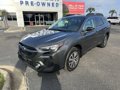 Used 2025 Subaru Outback Premium image 2