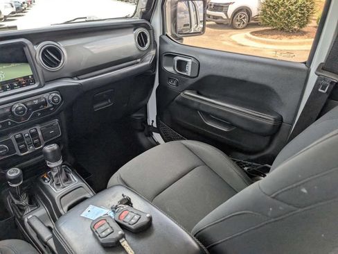 Used 2019 Jeep Wrangler Unlimited Sahara w/ Uconnect 4C Nav & Sound Group AWD/4WD image 17