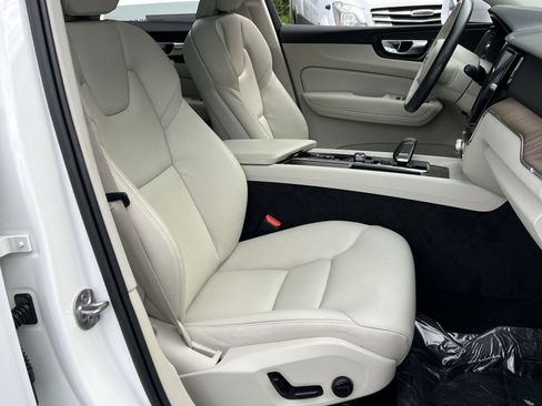 Used 2022 Volvo XC60 B5 Momentum AWD/4WD image 33