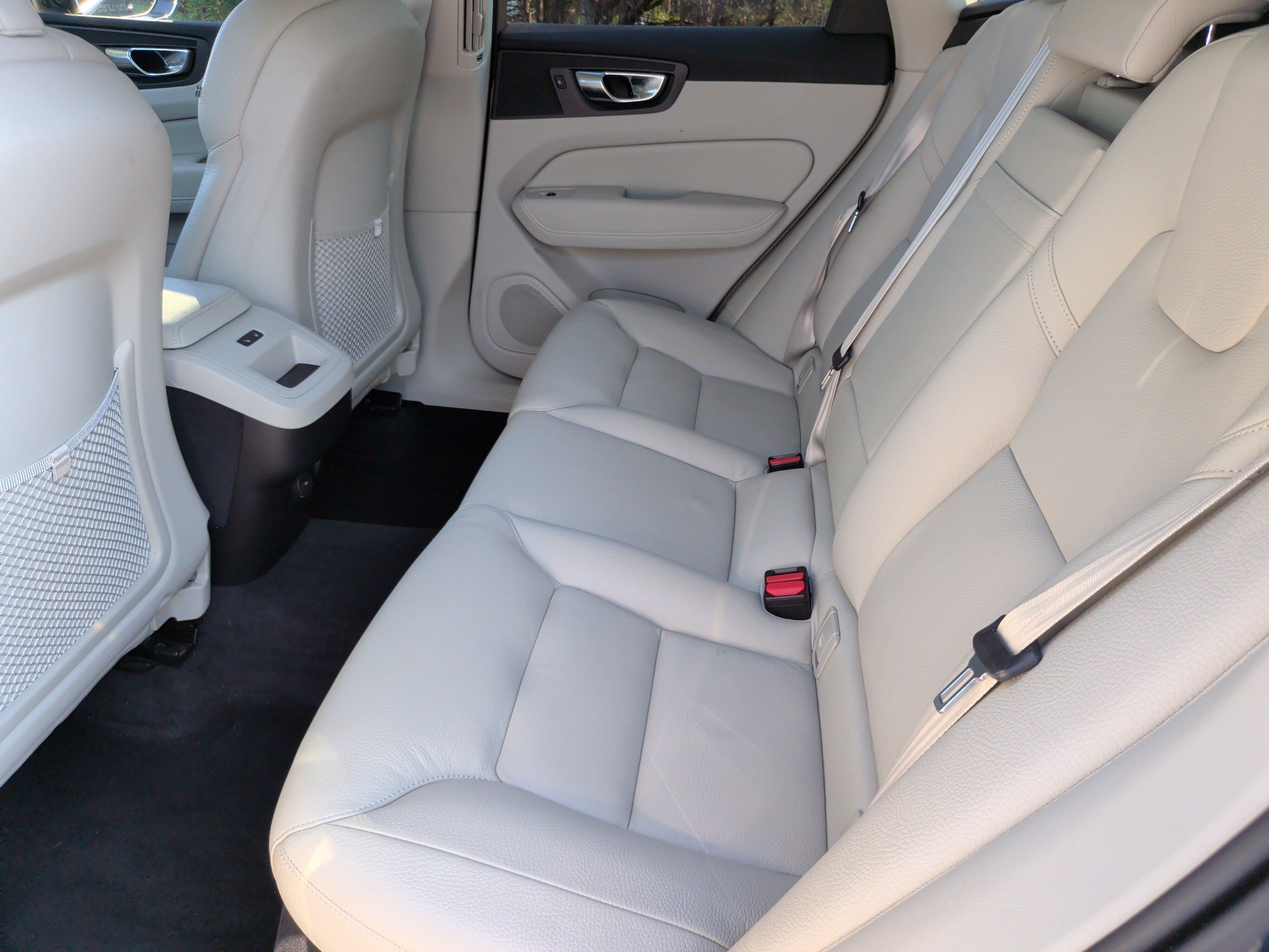 Used 2022 Volvo XC60 B5 Momentum w/ Advanced Package AWD/4WD image 35