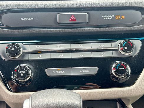 Used 2020 Kia Sedona LX FWD image 15