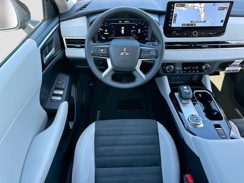New 2025 Mitsubishi Outlander SE image 16