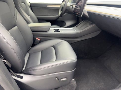 Used 2024 Tesla Model Y Long Range image 43