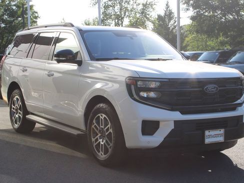 Used 2025 Ford Expedition Active AWD/4WD image 3