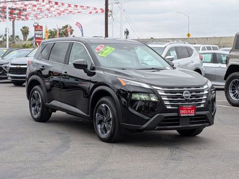 Used 2025 Nissan Rogue SV FWD image 3