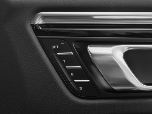 Certified 2025 Porsche Macan image 17