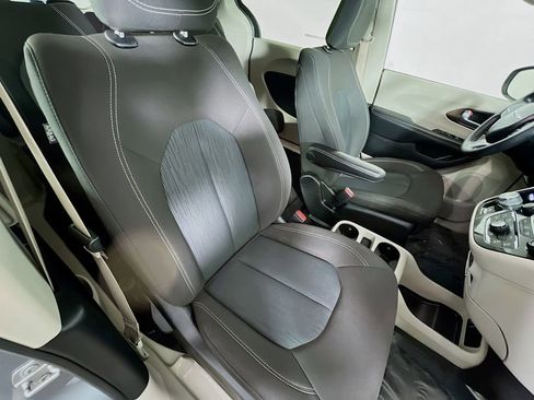 Used 2020 Chrysler Voyager LX image 27