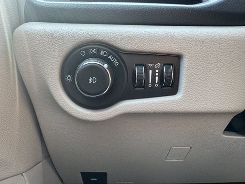 Used 2023 Chrysler Pacifica Limited w/ Uconnect Theater Family Group FWD image 33