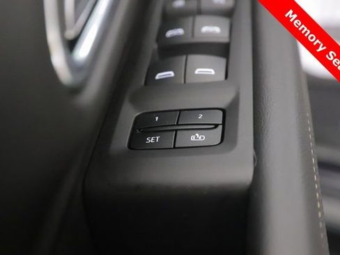 Used 2023 GMC Yukon SLT w/ SLT Premium Package image 18