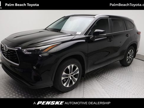Used 2024 Toyota Highlander XLE FWD image 1
