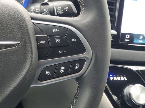 Used 2024 Chrysler Pacifica Touring-L FWD image 20