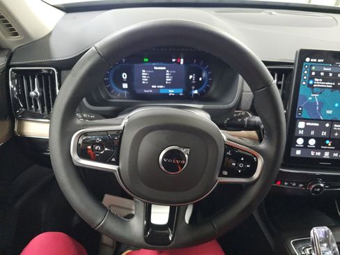 Used 2025 Volvo XC90 B6 Plus image 9