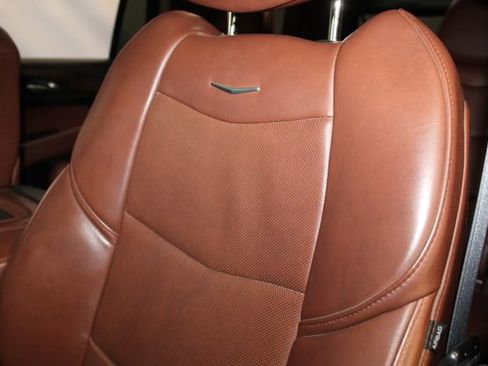 Used 2018 Cadillac Escalade Luxury AWD/4WD image 8