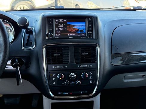 Used 2019 Dodge Grand Caravan SE w/ UConnect Hands-Free Group image 18