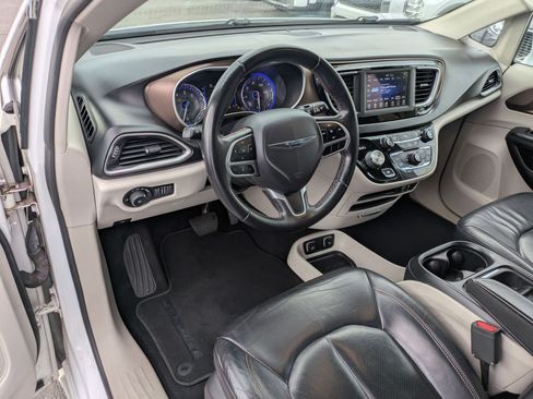 Used 2018 Chrysler Pacifica Touring-L FWD image 16