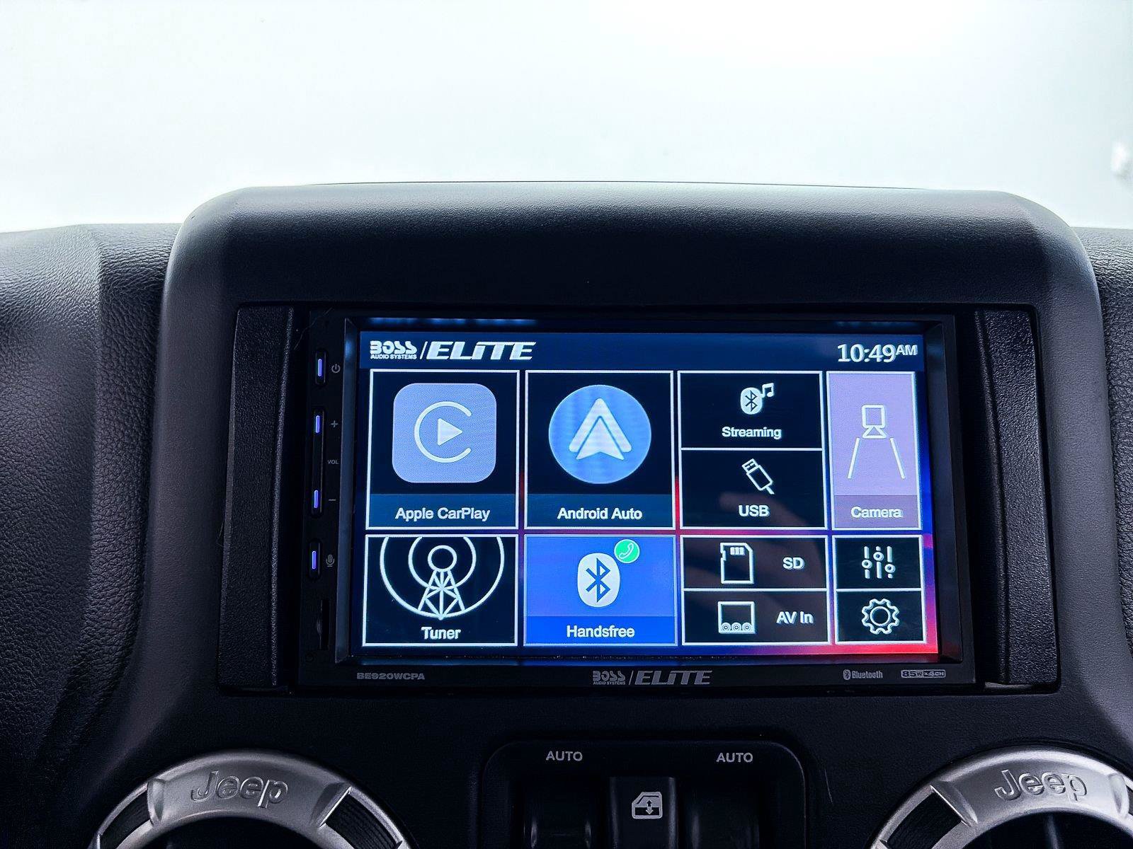 Used 2016 Jeep Wrangler Unlimited Sahara w/ Connectivity Group AWD/4WD image 17