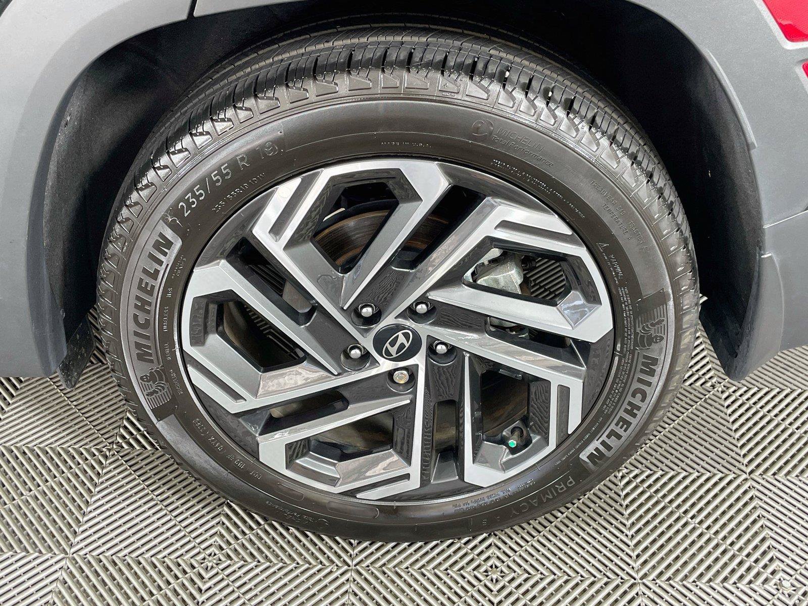 Certified 2025 Hyundai Tucson Limited AWD/4WD image 35