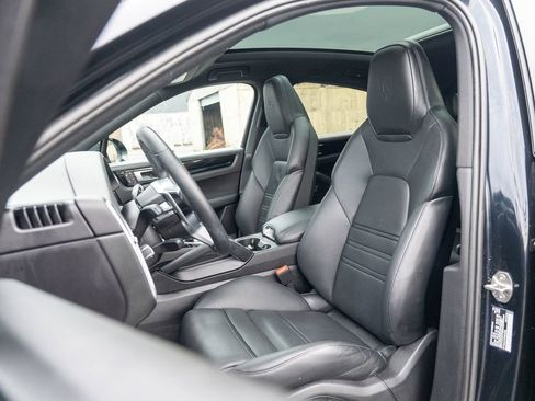 Used 2023 Porsche Cayenne Platinum Edition image 21
