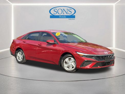 Used 2025 Hyundai Elantra SE FWD image 2