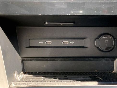 Certified 2025 Volkswagen Taos SE image 31