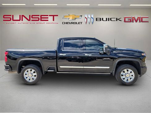 Certified 2024 Chevrolet Silverado 2500 High Country w/ High Country Premium Package AWD/4WD image 3