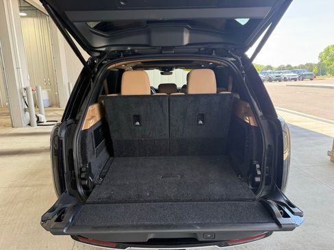 Used 2025 Land Rover Range Rover Long Wheelbase SE AWD/4WD image 16