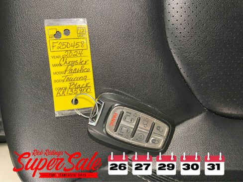 Used 2024 Chrysler Pacifica Touring-L image 42