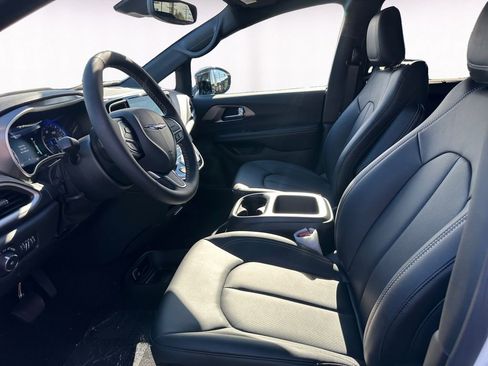 New 2026 Chrysler Pacifica Select image 9