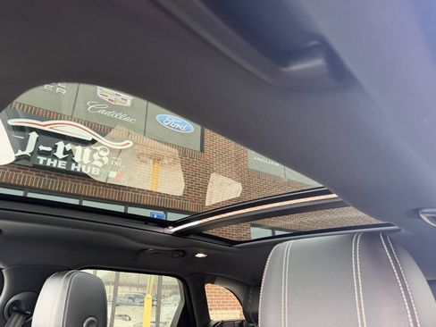 Used 2018 Land Rover Range Rover Velar R-Dynamic SE image 31