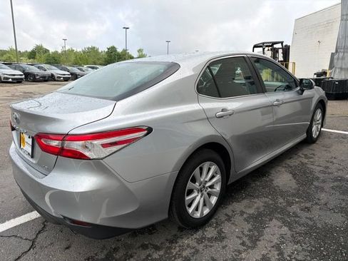 Used 2018 Toyota Camry LE FWD image 5