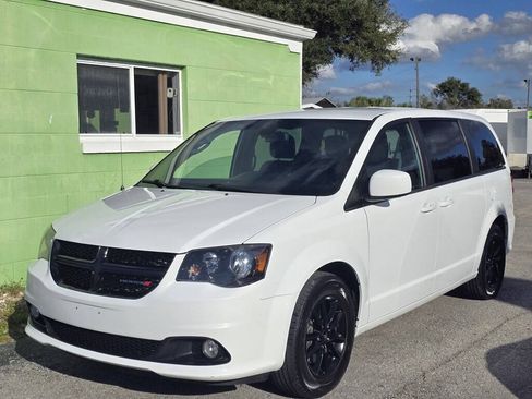 Used 2019 Dodge Grand Caravan SE FWD image 3