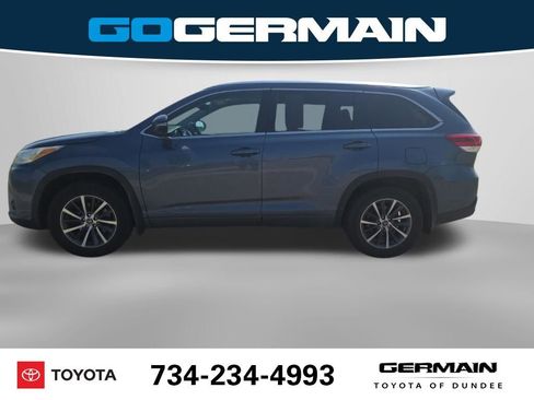 Used 2017 Toyota Highlander XLE w/ Carpet Mat Package AWD/4WD image 11