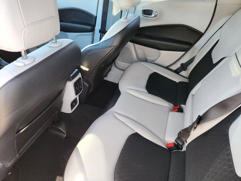 Used 2018 Jeep Compass Latitude image 9