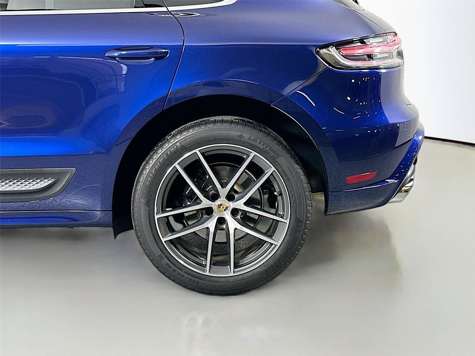 Certified 2024 Porsche Macan AWD/4WD image 12
