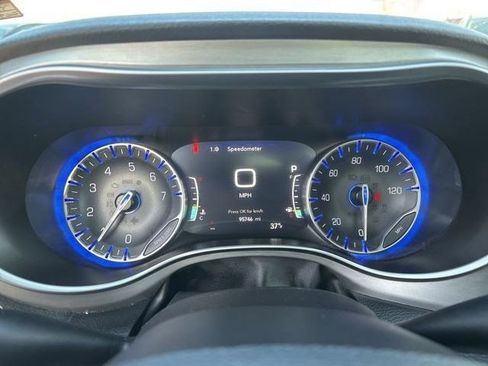 Used 2023 Chrysler Pacifica Limited w/ Uconnect Theater Family Group image 15